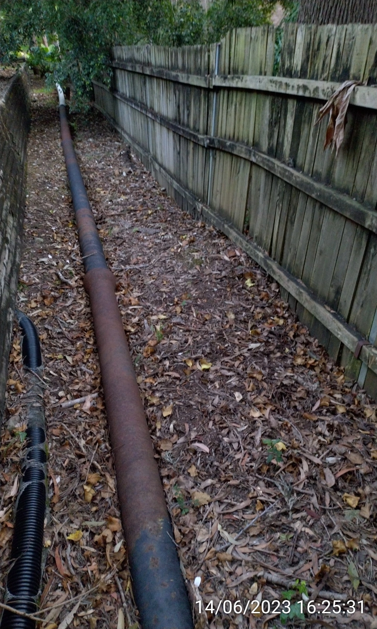 SP52948-appearance-of-timber-fence-behind-townhouses-photo-17-14Jun2023.webp