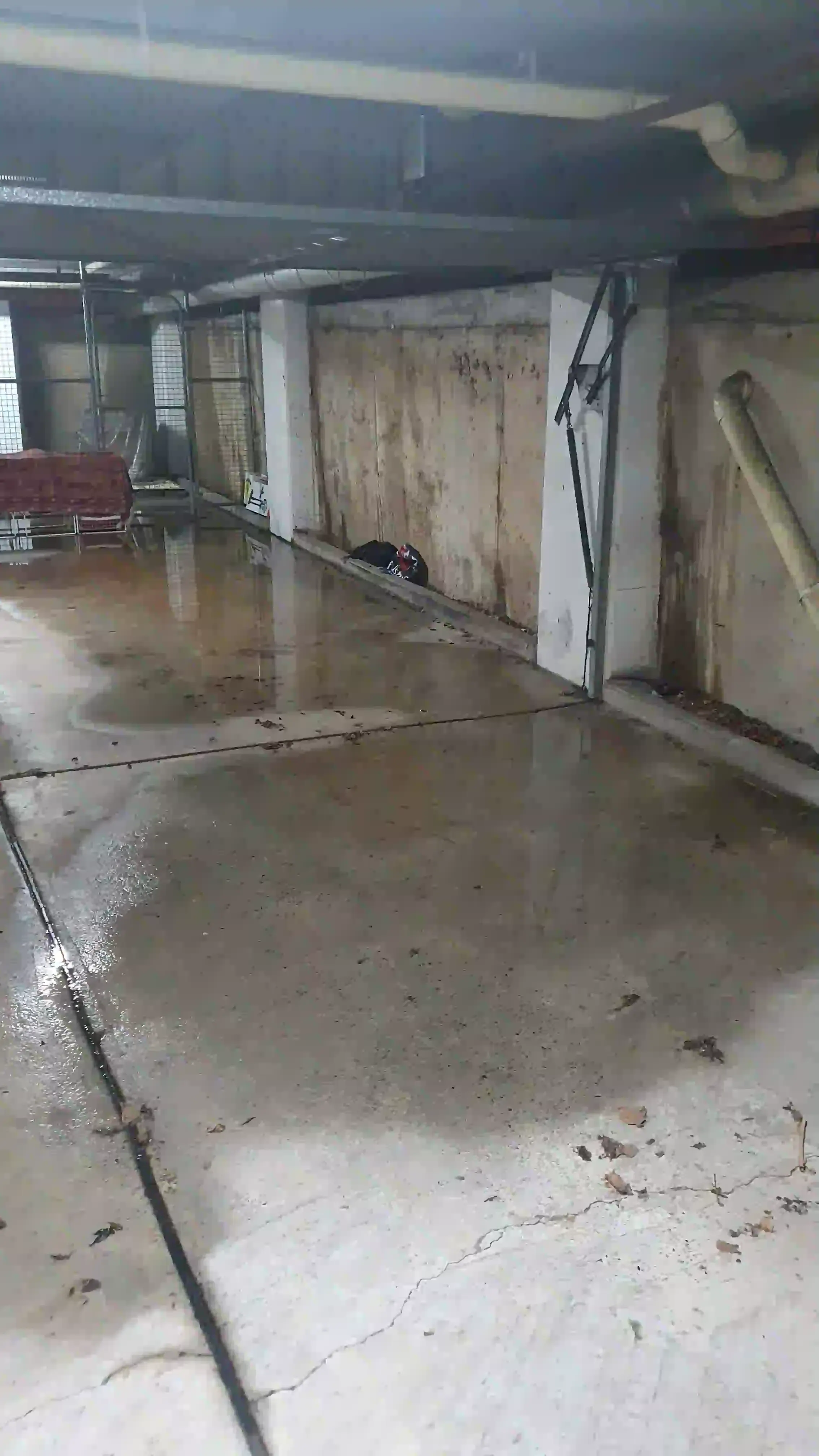 SP52948-examples-of-water-leakages-in-basement-and-garages-photo-32-22Feb2022.webp