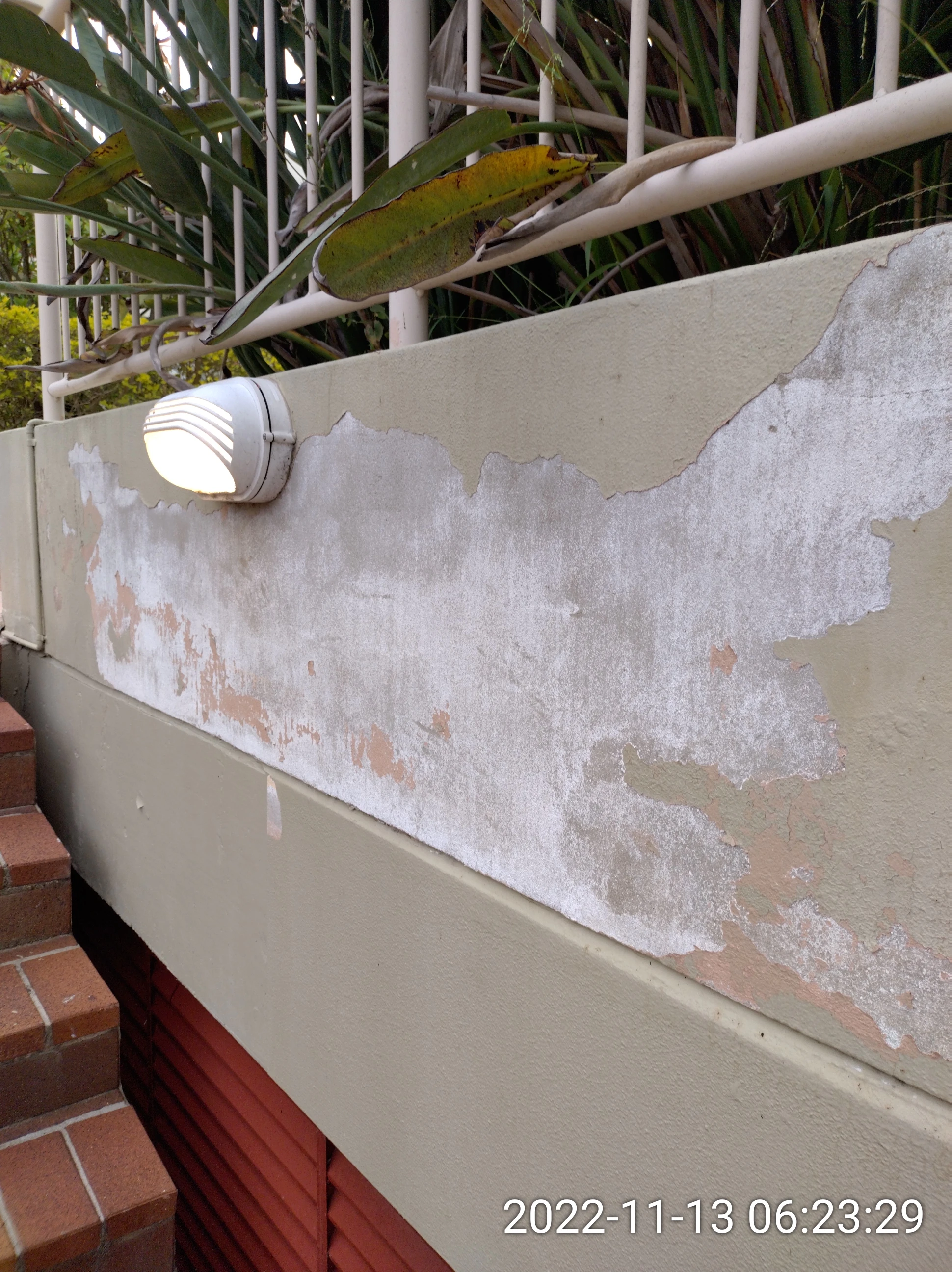 SP52948-water-damages-on-garden-bed-wall-near-tennis-courts-13Nov2022-photo-1.webp