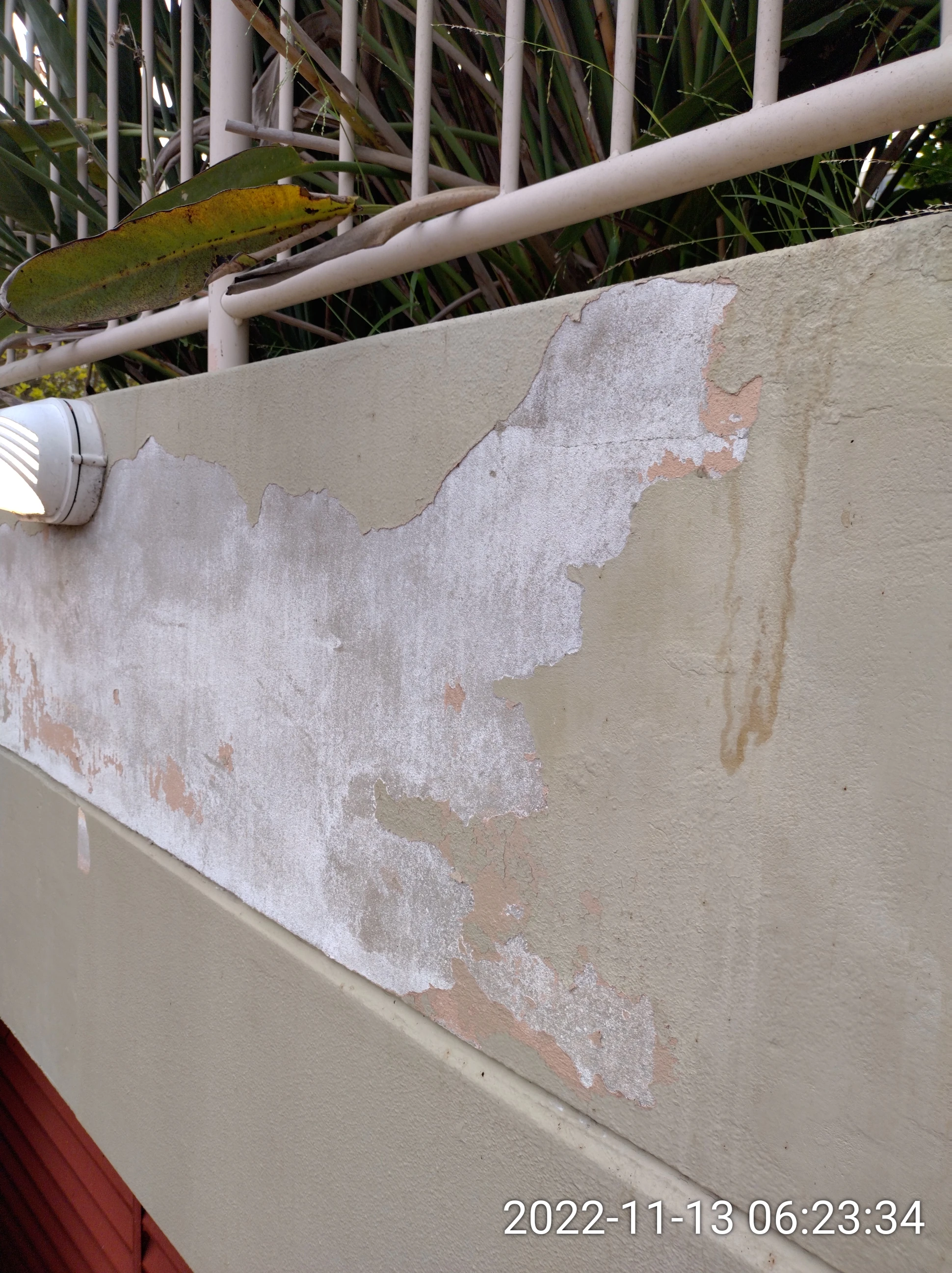 SP52948-water-damages-on-garden-bed-wall-near-tennis-courts-13Nov2022-photo-3.webp