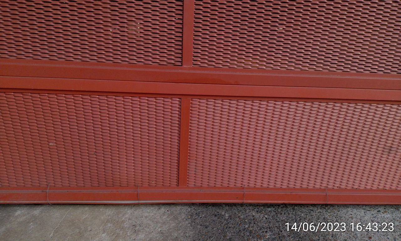 SP52948-wires-holding-bottom-part-of-panel-for-entrance-gate-photo-3-14Jun2023.webp