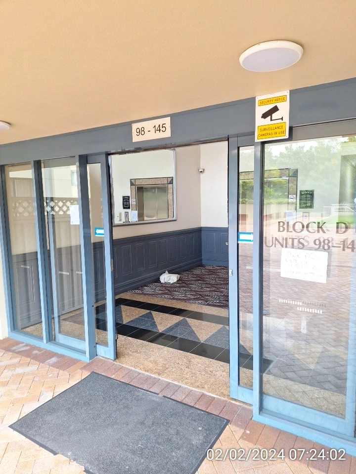 SP52948-Block-D-entrance-sliding-door-faulty-photo-1-2Feb2024.webp